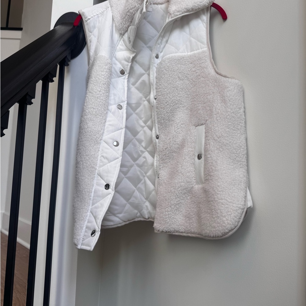 Francesca’s White Sherpa Quilted Vest – Size L